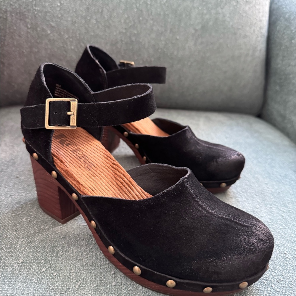 Stylish Black Women's Shoes with Wooden Heel